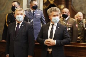 02.09.2021 Kielce. Msza święta za weteranów w katedrze. Na zdjęciu od lewej senator Jarosław Rusiecki i senator Krzysztof Słoń / Jarosław Kubalski / Radio Kielce