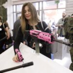 08.09.2021. Kielce. MSPO. Różowy karabinek Grot / Jarosław Kubalski / Radio Kielce