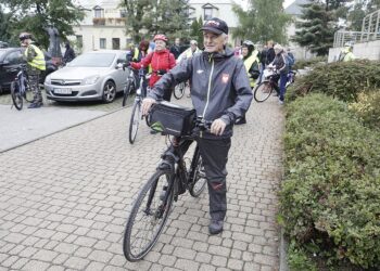 18.09.2021 Kielce. Pielgrzymka rowerowa na Święty Krzyż. Wyjazd z Placu Jana Pawła II. Biskup Marian Florczyk / Jarosław Kubalski / Radio Kielce