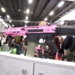 08.09.2021. Kielce. MSPO. Różowy karabinek Grot / Jarosław Kubalski / Radio Kielce