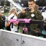 08.09.2021. Kielce. MSPO. Różowy karabinek Grot / Jarosław Kubalski / Radio Kielce