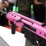 08.09.2021. Kielce. MSPO. Różowy karabinek Grot / Jarosław Kubalski / Radio Kielce