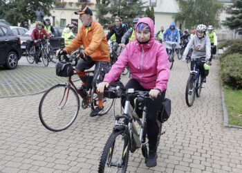 18.09.2021 Kielce. Pielgrzymka rowerowa na Święty Krzyż. Wyjazd z Placu Jana Pawła II / Jarosław Kubalski / Radio Kielce