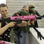 08.09.2021. Kielce. MSPO. Różowy karabinek Grot / Jarosław Kubalski / Radio Kielce