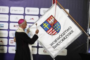 17.09.2021 Kielce. I Świętokrzyska Olimpiada Dzieci i Młodzieży. Otwarcie. Biskup Marian Florczyk / Jarosław Kubalski / Radio Kielce