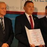 21.09.2021. Kielce. Konferencja prasowa o zwycięstwie powiatu w rankingu Związku Powiatów Polskich. Na zdjęciu (od lewej): Jacek Kuzia -przewodniczący rady powiatu, Mirosław Gębski - starosta kielecki, Tomasz Pleban - wicestarosta / Starostwo Powiatowe w Kielcach