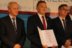 21.09.2021. Kielce. Konferencja prasowa o zwycięstwie powiatu w rankingu Związku Powiatów Polskich. Na zdjęciu (od lewej): Jacek Kuzia -przewodniczący rady powiatu, Mirosław Gębski - starosta kielecki, Tomasz Pleban - wicestarosta / Starostwo Powiatowe w Kielcach