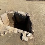 28.09.2021. Sadowie. Prace archeologiczne - cmentarzysko kultury amfor kulistych. Na zdjęciu: grób kamienny pudełkowy / Wojciech Pasterkiewicz / Uniwersytet Rzeszowski