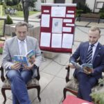 02.09.2021. Miedziana Góra. Narodowe Czytanie. Na zdjęciu (od lewej): Mirosław Gębski - starosta kielecki i Damian Sławski - wójt Miedzianej Góry / Jarosław Kubalski / Radio Kielce