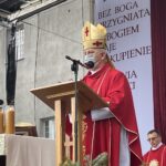 25.09.2021. Święty Krzyż. Zakończenie XXII Rajdu Pielgrzymkowego. Na zdjęciu biskup Jan Piotrowski / Anna Głąb / Radio Kielce