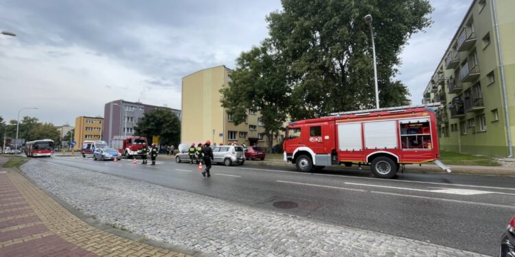 16.09.2021. Ostrowiec Świętokrzyski. Zderzenie trzech aut na ulicy Waryńskiego / Emilia Sitarska / Radio Kielce