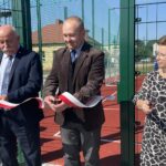 15.09.2021.Włostów. Otwarcie wielofunkcyjnego boiska przy Publicznej Szkole Podstawowej im. Romana Koseły. Na zdjęciu (od lewej): Andrzej Grządziel - wójt gminy Lipnik, Marcin Świerkula - reprezentujący wiceminister Annę Krupkę, Małgorzata Krakowiak - dyrektor PSP im. Romana Koseły we Włostowie / Emilia Sitarska / Radio Kielce