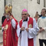 25.09.2021. Święty Krzyż. Zakończenie XXII Rajdu Pielgrzymkowego. Na zdjęciu (od lewej): biskup Jan Piotrowski i biskup Krzysztof Nitkiewicz / Anna Głąb / Radio Kielce