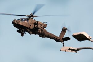 04.09.2021. Kielce. Przygotowania do MSPO 2021. Lądowanie śmigłowca Boeing AH 64 Apache / Wiktor Taszłow / Radio Kielce