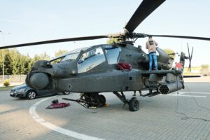 04.09.2021. Kielce. Przygotowania do MSPO 2021. Lądowanie śmigłowca Boeing AH 64 Apache / Wiktor Taszłow / Radio Kielce