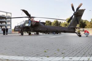 04.09.2021. Kielce. Przygotowania do MSPO 2021. Lądowanie śmigłowca Boeing AH 64 Apache / Wiktor Taszłow / Radio Kielce