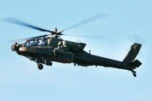 04.09.2021. Kielce. Przygotowania do MSPO 2021. Lądowanie śmigłowca Boeing AH 64 Apache / Wiktor Taszłow / Radio Kielce