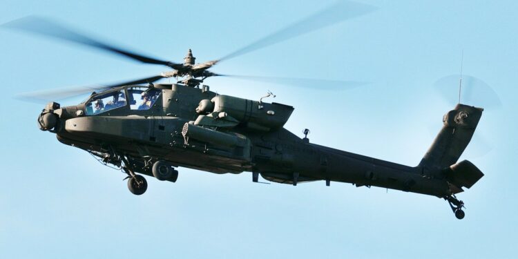 04.09.2021. Kielce. Przygotowania do MSPO 2021. Lądowanie śmigłowca Boeing AH 64 Apache / Wiktor Taszłow / Radio Kielce