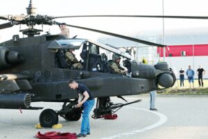 04.09.2021. Kielce. Przygotowania do MSPO 2021. Lądowanie śmigłowca Boeing AH 64 Apache / Wiktor Taszłow / Radio Kielce