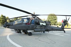 04.09.2021. Kielce. Przygotowania do MSPO 2021. Lądowanie śmigłowca Boeing AH 64 Apache / Wiktor Taszłow / Radio Kielce