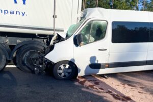 06.09.2021. Skarżysko-Kamienna. Wypadek z udziałem osobowego busa / Jarosław Kubalski / Radio Kielce