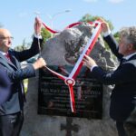 04.09.2021. Kielce. Piknik historyczny. Odsłonięcie tablicy poświęconej pamięci płk Wacława Wilniewczyca. Na zdjęciu (od lewej): Piotr Wawrzyk - wiceminister spraw zagranicznych i senator Krzysztof Słoń / Wiktor Taszlow / Radio Kielce
