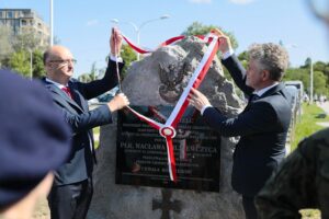 04.09.2021. Kielce. Piknik historyczny. Odsłonięcie tablicy poświęconej pamięci płk Wacława Wilniewczyca. Na zdjęciu (od lewej): Piotr Wawrzyk - wiceminister spraw zagranicznych i senator Krzysztof Słoń / Wiktor Taszlow / Radio Kielce