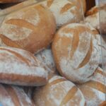 Chleby i ciasta na świątecznym stole