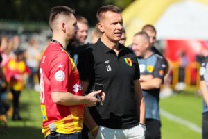 05.09.2021. Kielce. Mecz Banda Świrów - Kibice Korony. Na zdjęciu (z prawej): trener Leszek Ojrzyński / Wiktor Taszłow / Radio Kielce