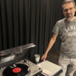 26.09.2021. Kielce. Giełda płyt winylowych, kompaktowych oraz kaset magnetofonowych. Na zdjęciu: Marcin Michalski / Iwona Murawska / Radio Kielce