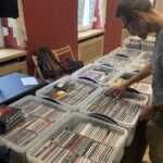 26.09.2021. Kielce. Giełda płyt winylowych, kompaktowych oraz kaset magnetofonowych. Na zdjęciu: Marcin Michalski / Iwona Murawska / Radio Kielce