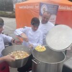 Kielce. Plac Artystów. Gotowanie zupy z produktów uratowanych z supermarketów (29.09.2021) / Iwona Murawska / Radio Kielce