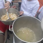 Kielce. Plac Artystów. Gotowanie zupy z produktów uratowanych z supermarketów (29.09.2021) / Iwona Murawska / Radio Kielce