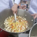 Kielce. Plac Artystów. Gotowanie zupy z produktów uratowanych z supermarketów (29.09.2021) / Iwona Murawska / Radio Kielce