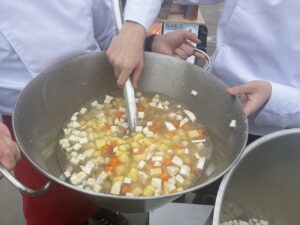 Kielce. Plac Artystów. Gotowanie zupy z produktów uratowanych z supermarketów (29.09.2021) / Iwona Murawska / Radio Kielce