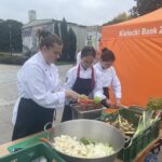 Kielce. Plac Artystów. Gotowanie zupy z produktów uratowanych z supermarketów (29.09.2021) / Iwona Murawska / Radio Kielce