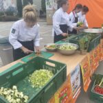 Kielce. Plac Artystów. Gotowanie zupy z produktów uratowanych z supermarketów (29.09.2021) / Iwona Murawska / Radio Kielce