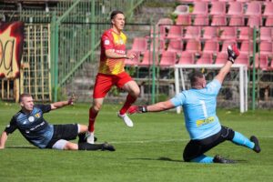 05.09.2021. Kielce. Mecz Banda Świrów - Kibice Korony. Na zdjęciu (w środku): Łukasz Jamróz / Wiktor Taszłow / Radio Kielce