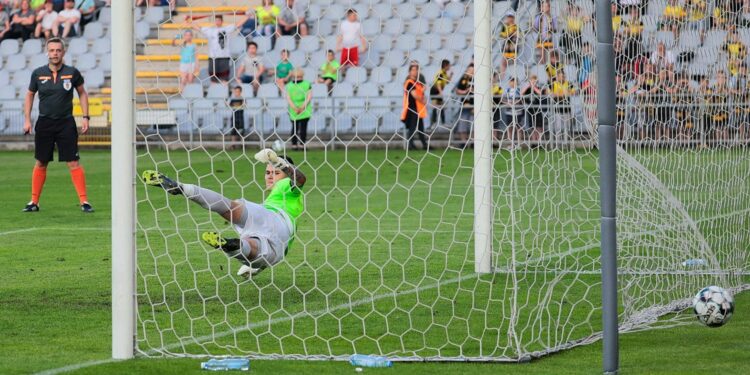 16.06.2021. Kielce. Finałowy mecz Pucharu Polski na szczeblu okręgu KSZO Ostrowiec - Czarni Połaniec / Wiktor Taszłow / Radio Kielce