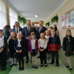 01.09.2021. Wiślica. Inauguracja roku szkolnego w Zespole Szkolno-Przedszkolnym. Na zdjęciu (w środku): Michał Cieślak - minister ds. rozwoju samorządu terytorialnego / Marta Gajda-Kruk / Radio Kielce