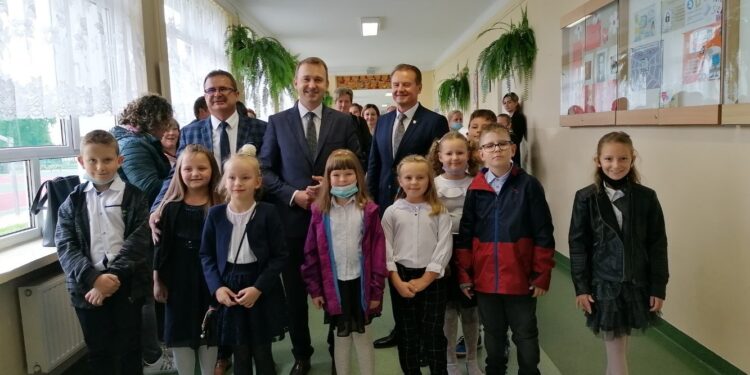 01.09.2021. Wiślica. Inauguracja roku szkolnego w Zespole Szkolno-Przedszkolnym. Na zdjęciu (w środku): Michał Cieślak - minister ds. rozwoju samorządu terytorialnego / Marta Gajda-Kruk / Radio Kielce