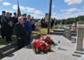 05.09.2021. Kocina. Obchody 82. rocznicy wybuchu II wojny światowej. Na zdjęciu (od lewej): Janusz Cabaj - radny, Sławomir Kowalczyk - burmistrz Opatowca / Marta Gajda-Kruk / Radio Kielce