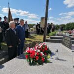 05.09.2021. Kocina. Obchody 82. rocznicy wybuchu II wojny światowej. Na zdjęciu (od lewej): Janusz Cabaj - radny, Sławomir Kowalczyk - burmistrz Opatowca / Marta Gajda-Kruk / Radio Kielce