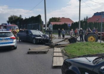 14.09.2021. Promnik. Zderzenie samochodu osobowego z ciągnikiem / KMP Kielce