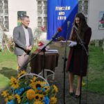 21.09.2021. Pińczów. Przekazanie XVIII-wiecznego starodruku do zbiorów Muzeum Regionalnego. Na zdjęciu (od lewej): Krzysztof Myśliński z Muzeum Historii Kielc i Justyna Dziadek - dyrektor muzeum / Marta Gajda-Kruk / Radio Kielce