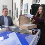 21.09.2021. Pińczów. Przekazanie XVIII-wiecznego starodruku do zbiorów Muzeum Regionalnego. Na zdjęciu (od lewej): Krzysztof Myśliński z Muzeum Historii Kielc i Justyna Dziadek - dyrektor muzeum / Marta Gajda-Kruk / Radio Kielce