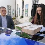 21.09.2021. Pińczów. Przekazanie XVIII-wiecznego starodruku do zbiorów Muzeum Regionalnego. Na zdjęciu (od lewej): Krzysztof Myśliński z Muzeum Historii Kielc i Justyna Dziadek - dyrektor muzeum / Marta Gajda-Kruk / Radio Kielce