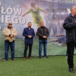 25.09.2021. Busko-Zdrój. Festiwal Piłkarski Śladami Orłów Górskiego. Na zdjęciu (od lewej): Arkadiusz Kornaś - dyrektor Buskiego Ośrodka Sportu i Rekreacji, Dariusz Górski - syn Kazimierza Górskiego, Michał Maroński - zastępca burmistrza Buska-Zdroju, Robert Burchan - przewodniczący rady miejskiej w Busku-Zdroju i Lesław Ćmikiewicz - były piłkarz reprezentacji Polski / Marta Gajda-Kruk / Radio Kielce