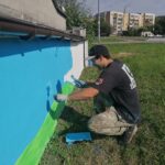 27.09.2021. Pińczów. Okolicznościowy mural upamiętniający lokację Pińczowa. Na zdjęciu: Dawid Dylawerski - artysta, wykonawca dzieła / Marta Gajda-Kruk / Radio Kielce