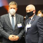 07.09.2021. Kielce. Otwarcie Międzynarodowego Salonu Przemysłu Obronnego. Na zdjęciu (od lewej): Jarosław Karyś - przewodniczący  kieleckiej rady miasta i Andrzej Bętkowski - marszałek województwa / Wiktor Taszłow / Radio Kielce